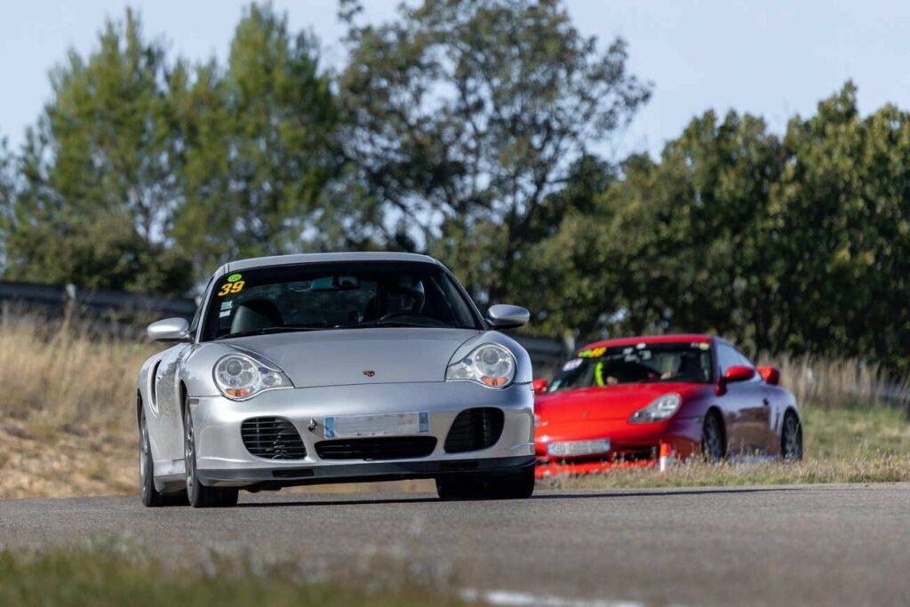 Deux Porsche, dont une GT3, se suivent sur le circuit du Grand Sambuc pour une journée privée Overdrive On Road.