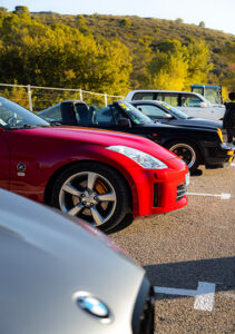 voitures de course au départ du trackday du grand sambuc le 5 octobre 2024