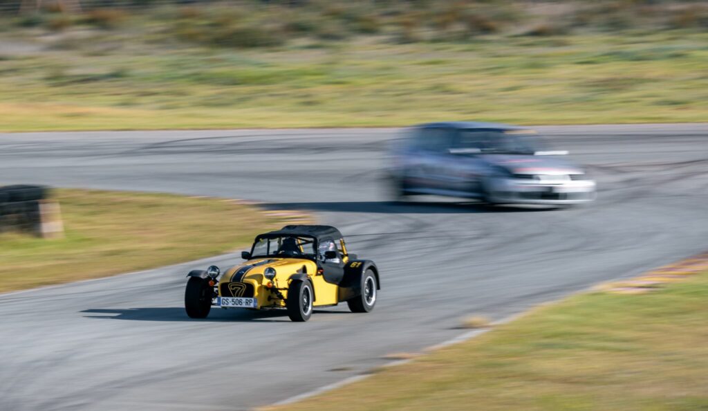 Un aperçu d'une Caterham et d'une clio-rs lors du trackday overdrive on road