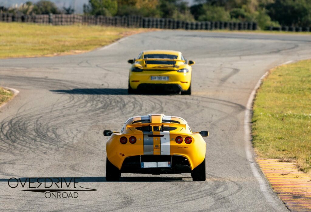 Lotus et Porsche GT4 en pleine trajectoire sur le circuit du Var lors de la journée privatisée pour Overdrive Onroad.