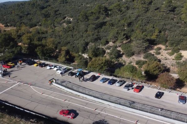 vue aérienne du trackday organisé par overdrive on road sur le circuit du grand sambuc le 17 novembre 2024 avec des porsche et une alfa roméo